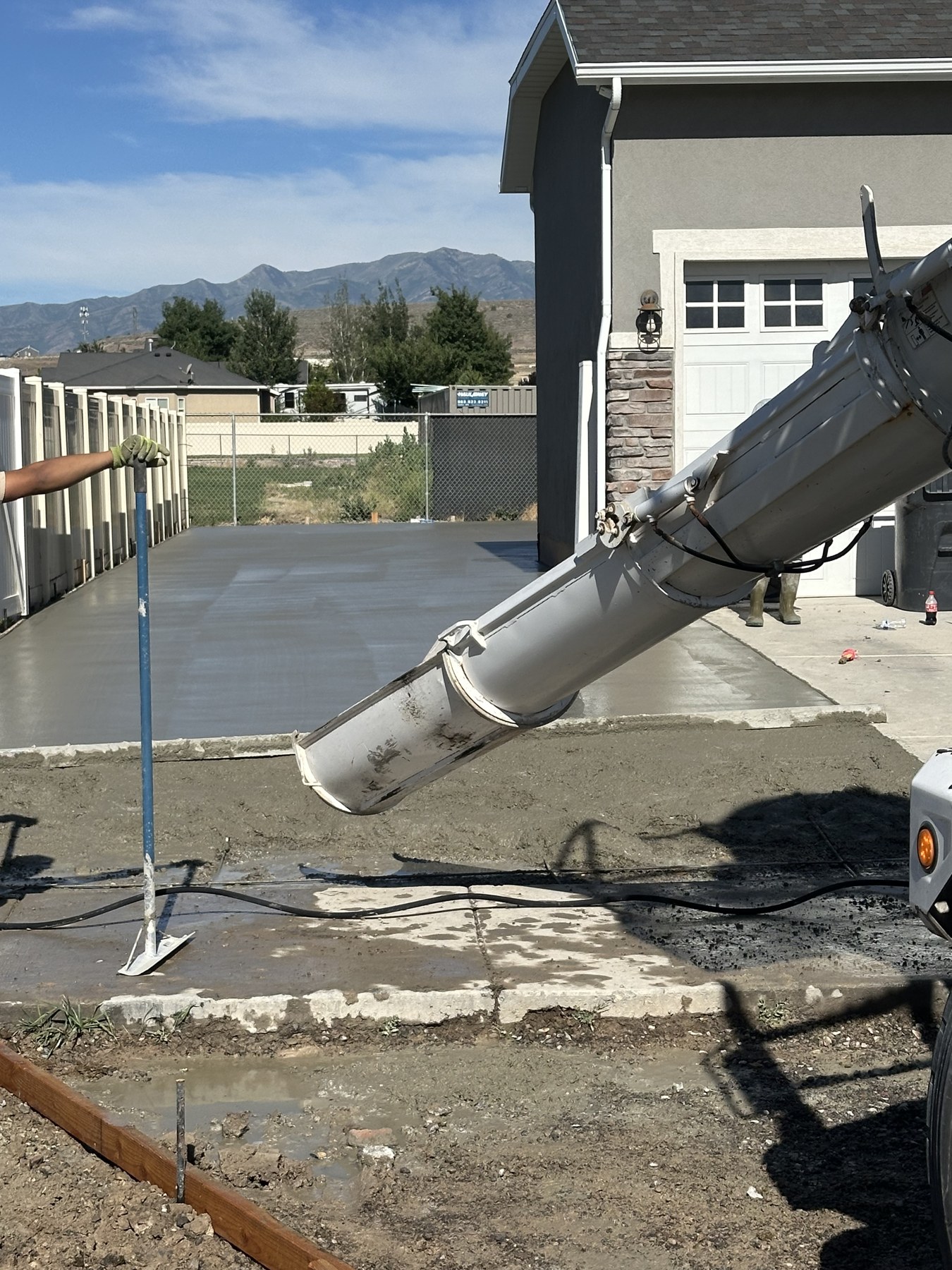Cadoava pumping concrete for a residential driveway pour