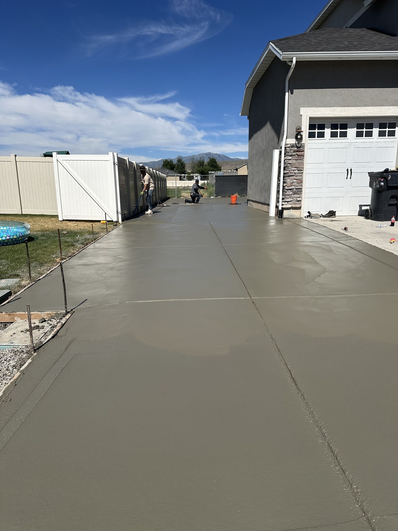 Finished residential concrete driveway by Cadoava